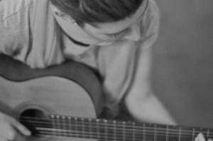 Barbara Ilskov spiller guitar sort hvid