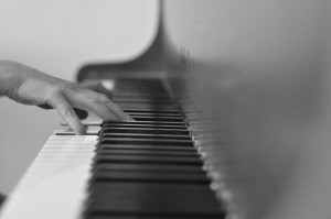 Musikterapeut Barbara Ilskov spiller klaver sort hvid
