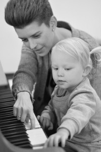 Musikterapeut Barbara Ilskov laver musikterapi med pige